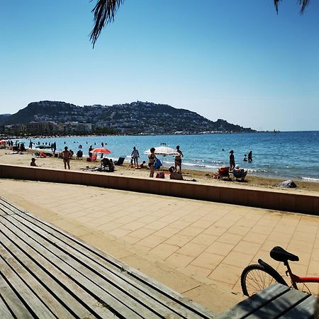 Spacieux Appartement Rose Front Mer Et Piscine Roses Exterior foto