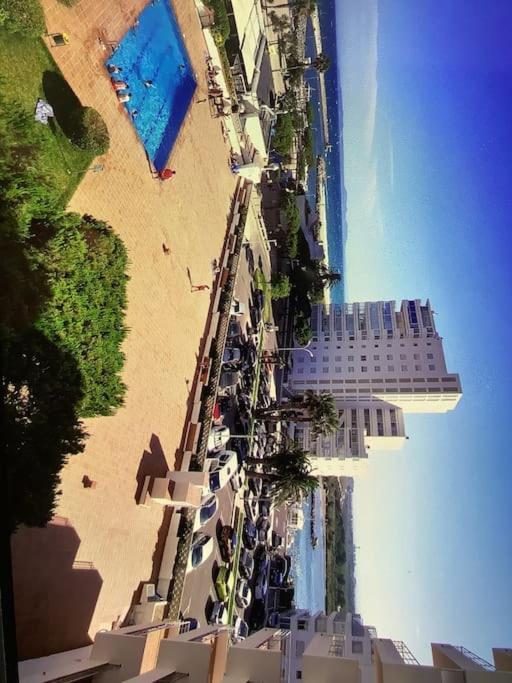 Spacieux Appartement Rose Front Mer Et Piscine Roses Exterior foto