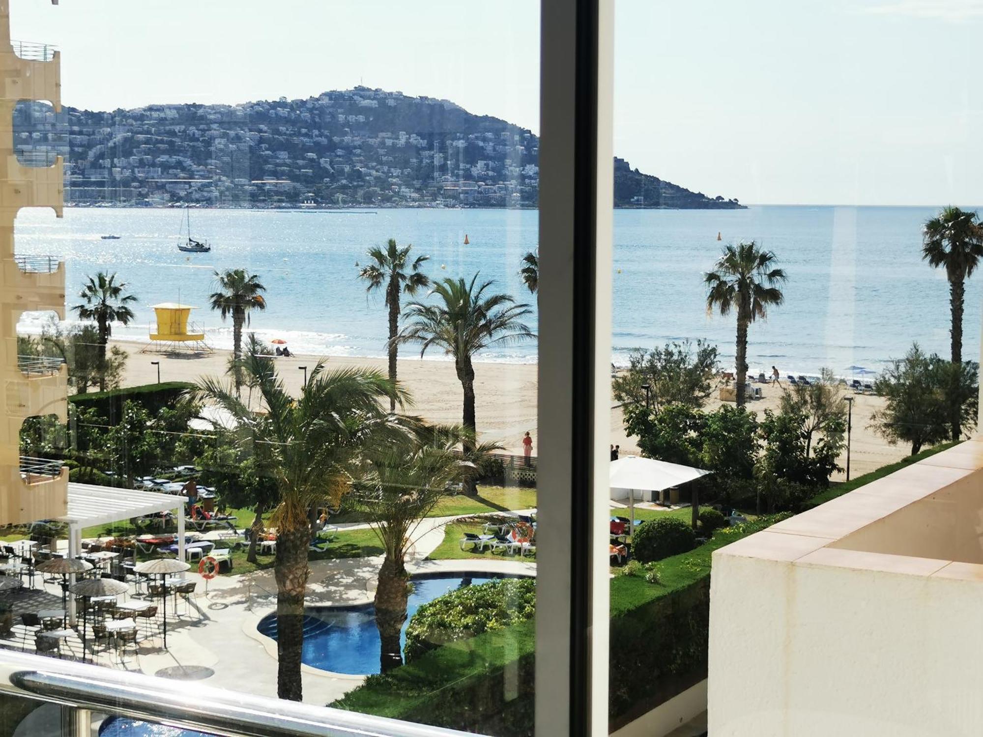 Spacieux Appartement Rose Front Mer Et Piscine Roses Exterior foto