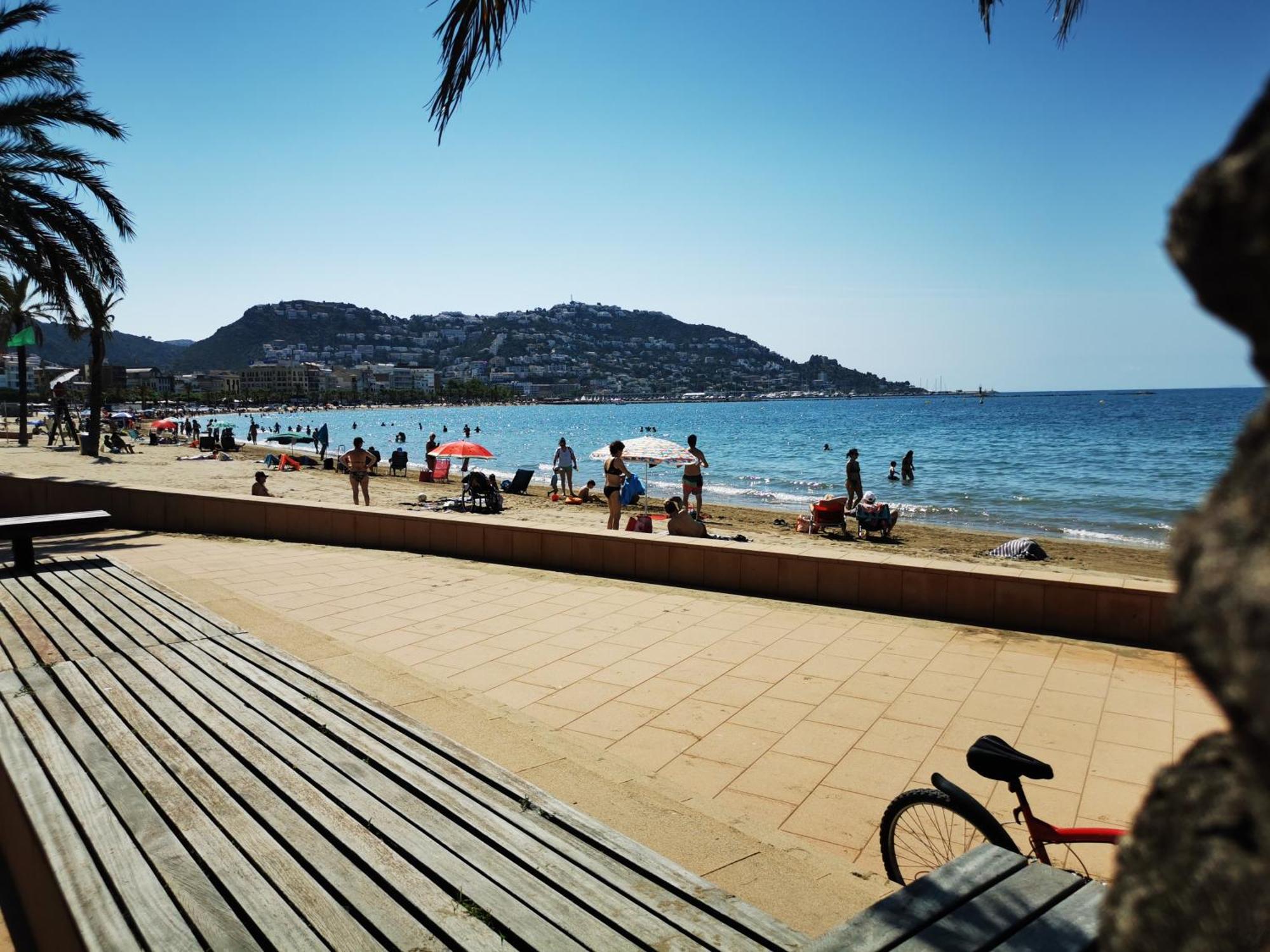 Spacieux Appartement Rose Front Mer Et Piscine Roses Exterior foto