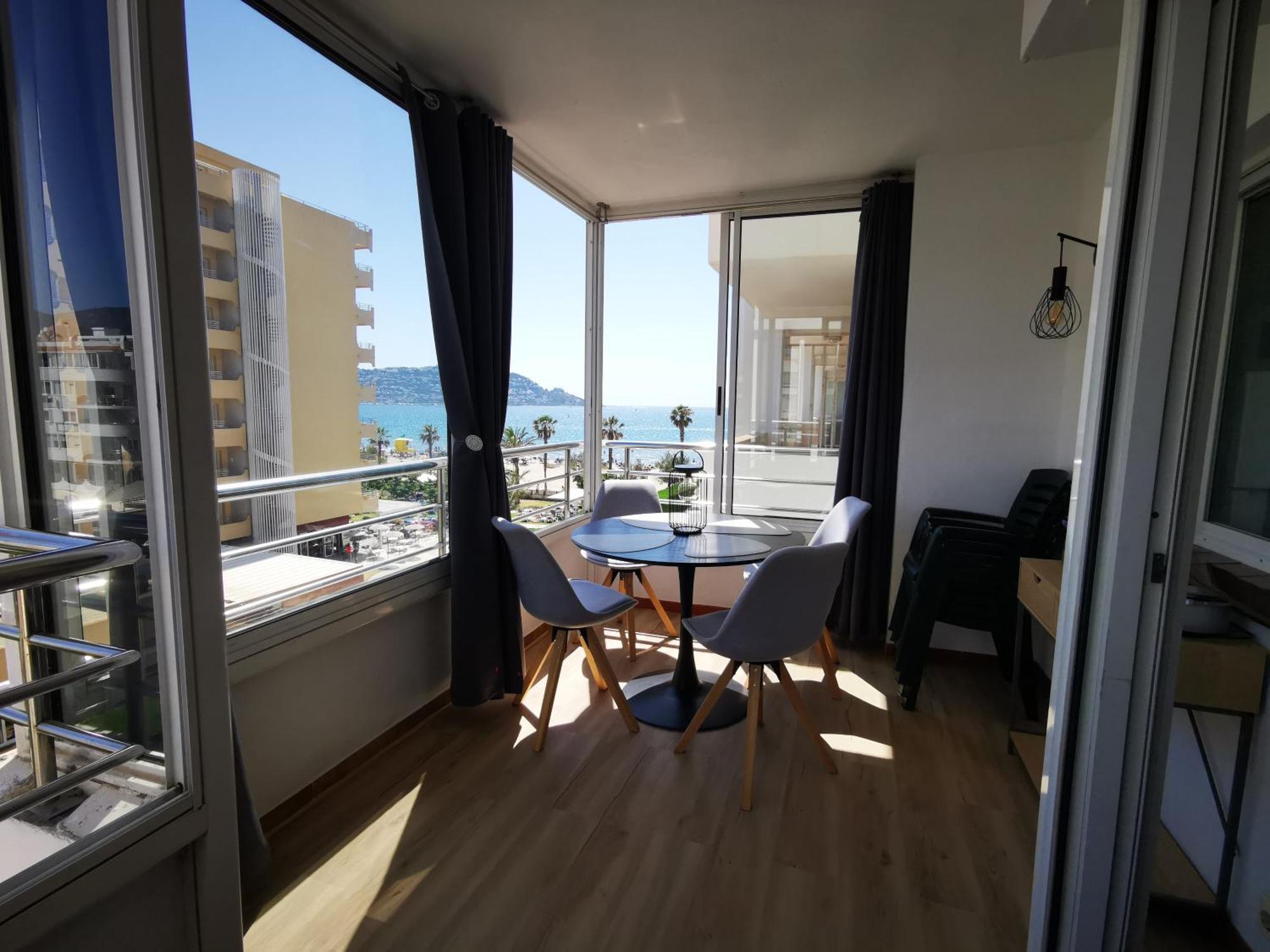 Spacieux Appartement Rose Front Mer Et Piscine Roses Exterior foto