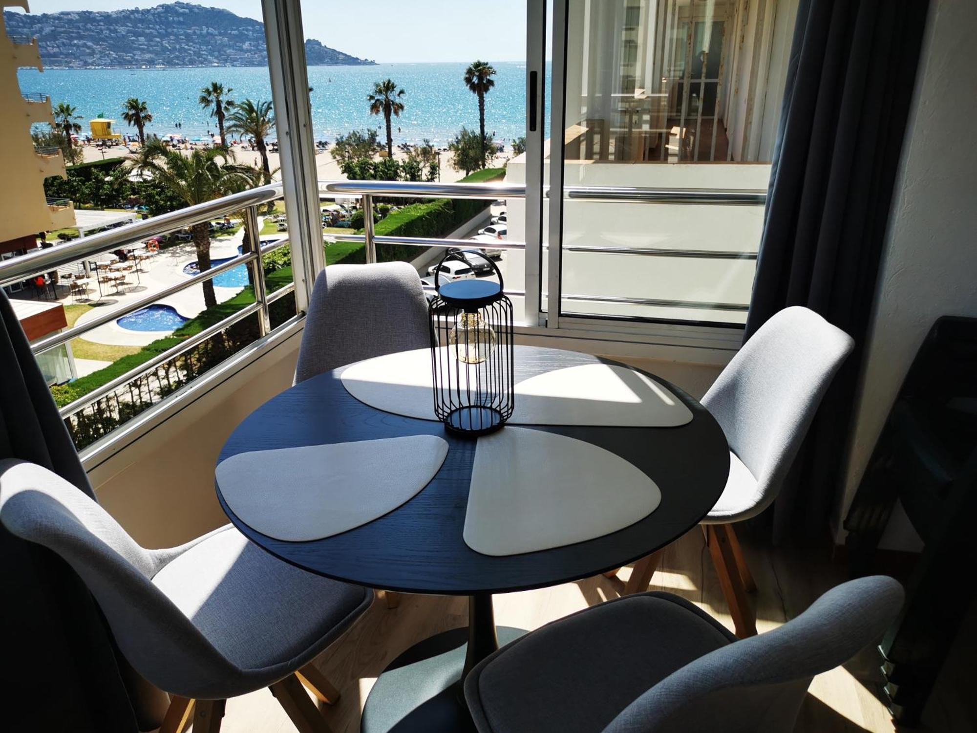 Spacieux Appartement Rose Front Mer Et Piscine Roses Exterior foto