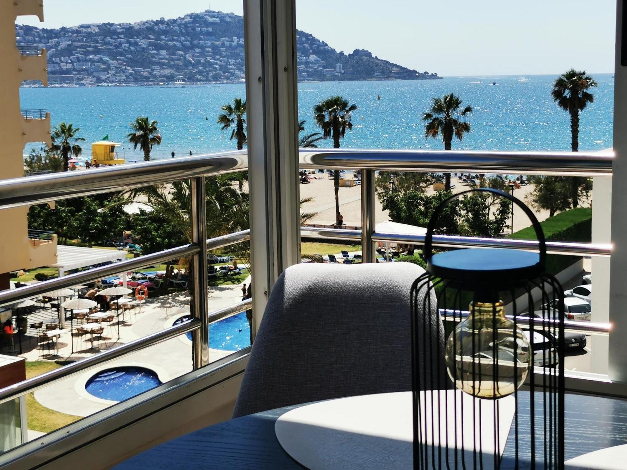 Spacieux Appartement Rose Front Mer Et Piscine Roses Exterior foto