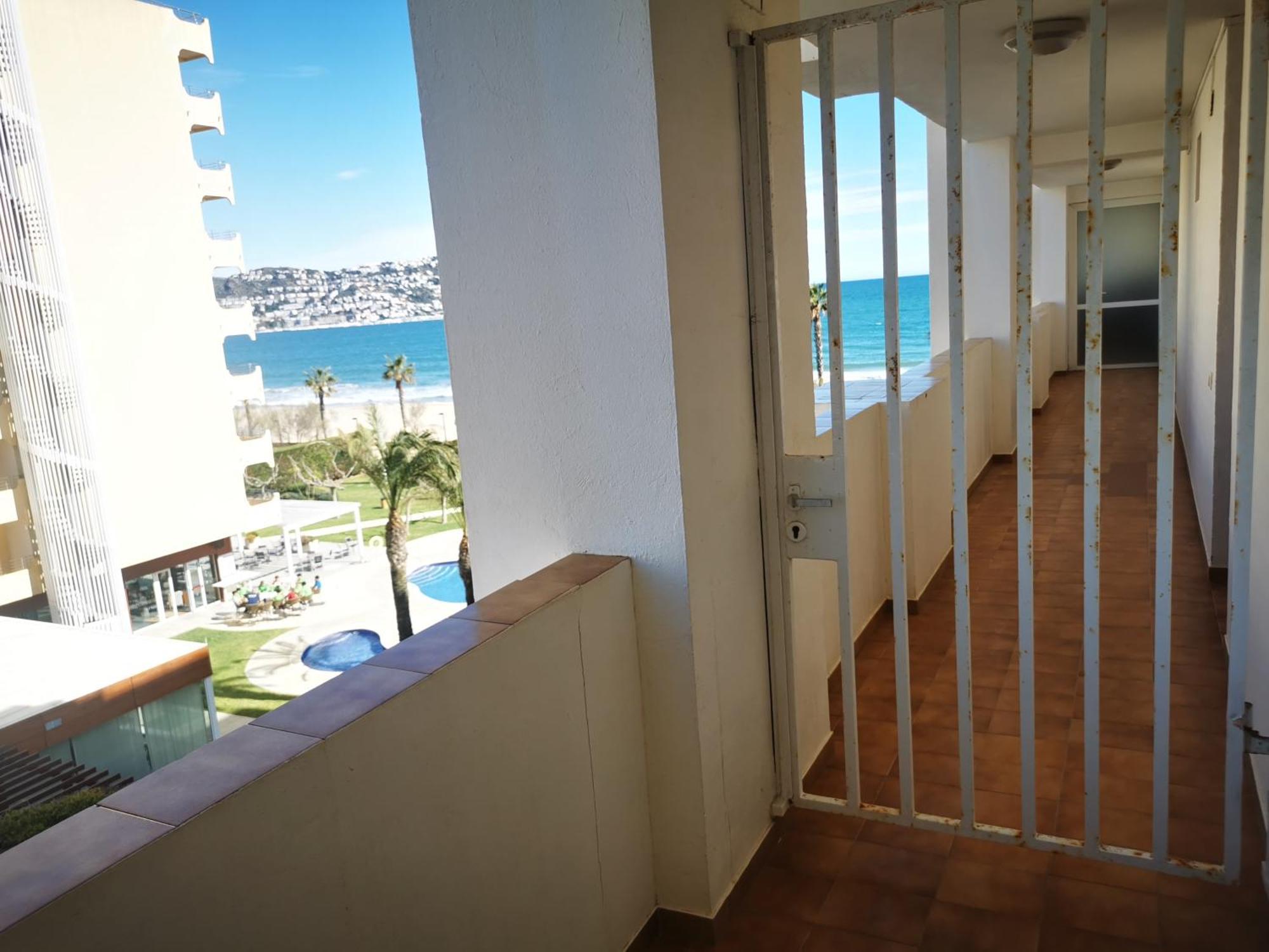 Spacieux Appartement Rose Front Mer Et Piscine Roses Exterior foto